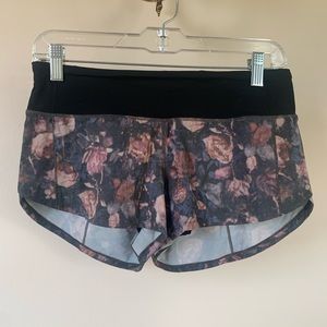 LULULEMON SPEED UP LOW-RISE LINED SHORT 2.5” IN FROSTED ROSE MULTI/BLACK, SIZE 4
